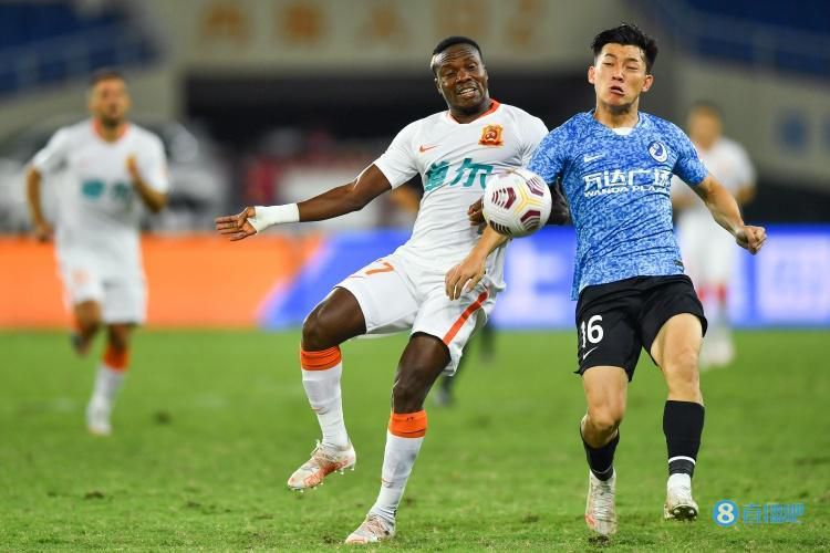 德国媒体sport1的消息，阿方索-戴维斯本人倾向于离开拜仁加盟皇马，除了体育竞技方面的因素还因为球员在拜仁薪水很低没有达到他的预期。